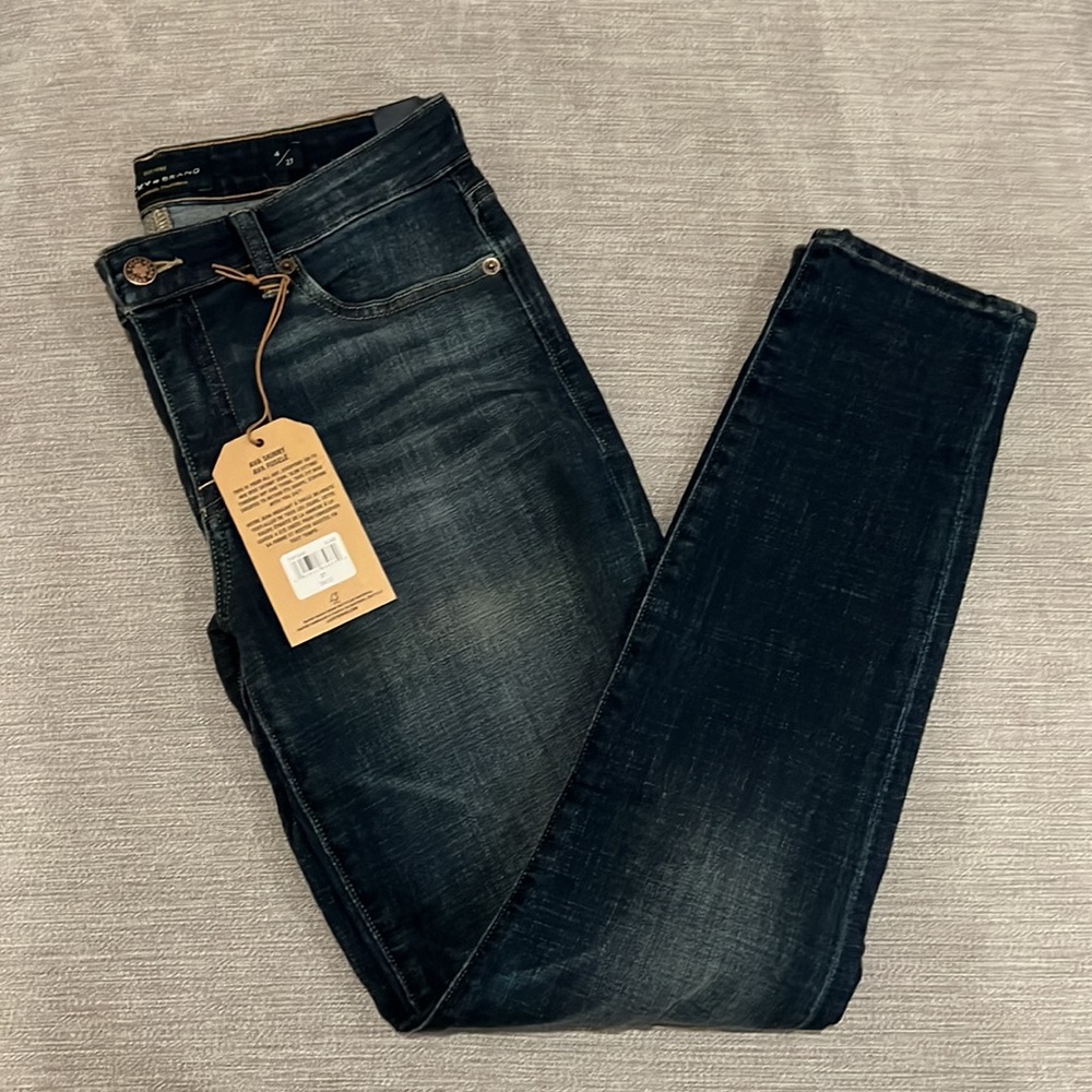 Up for sale is a brand new (NWT) LUCKY BRAND denim pair of jeans.
